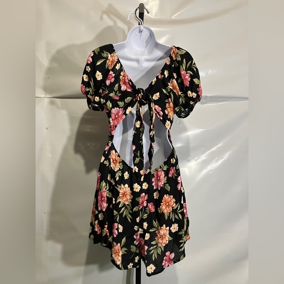 Women’s Floral Tie Back Romper Size Medium - Picture 2 of 2